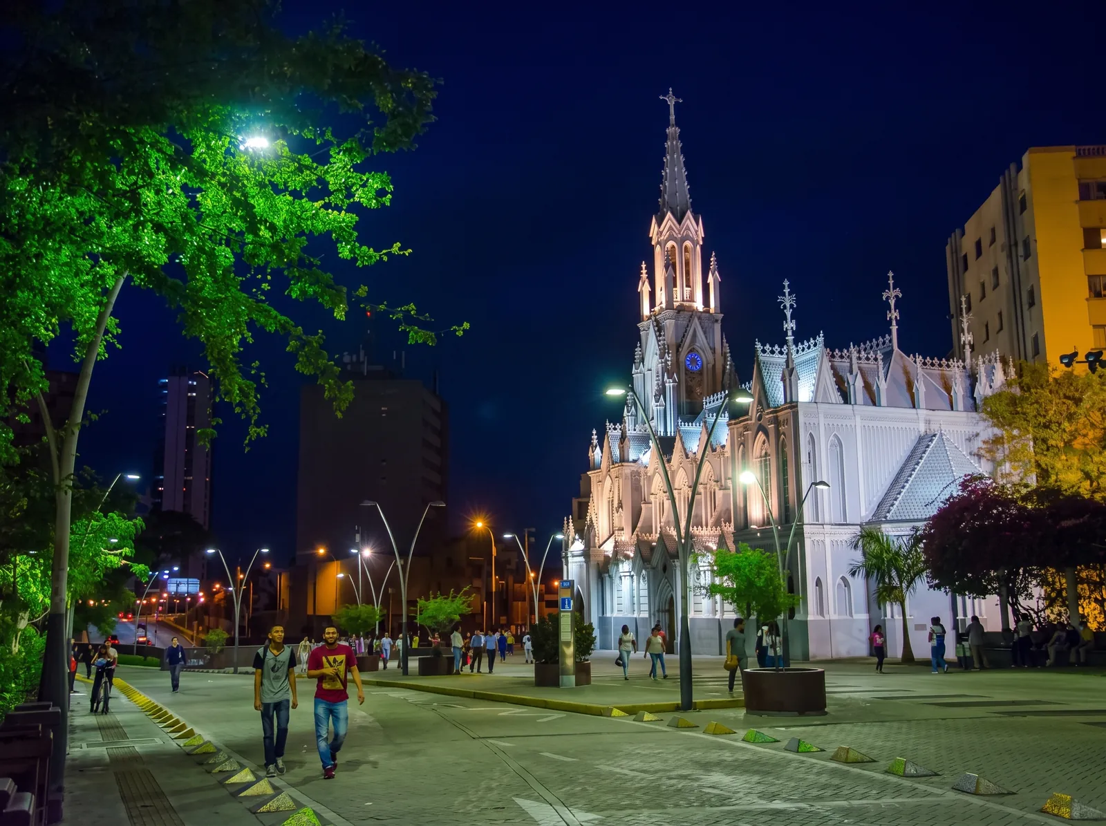 La iglesia de La Ermita iluminada de noche, en el centro de Cali