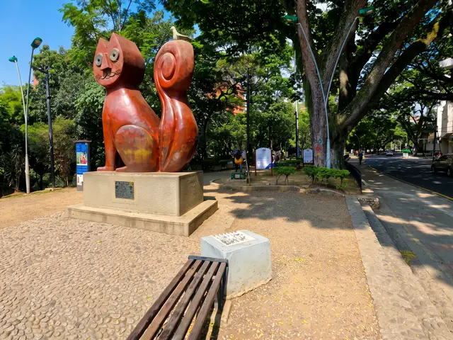 El Gato del Río, junto al río Cali