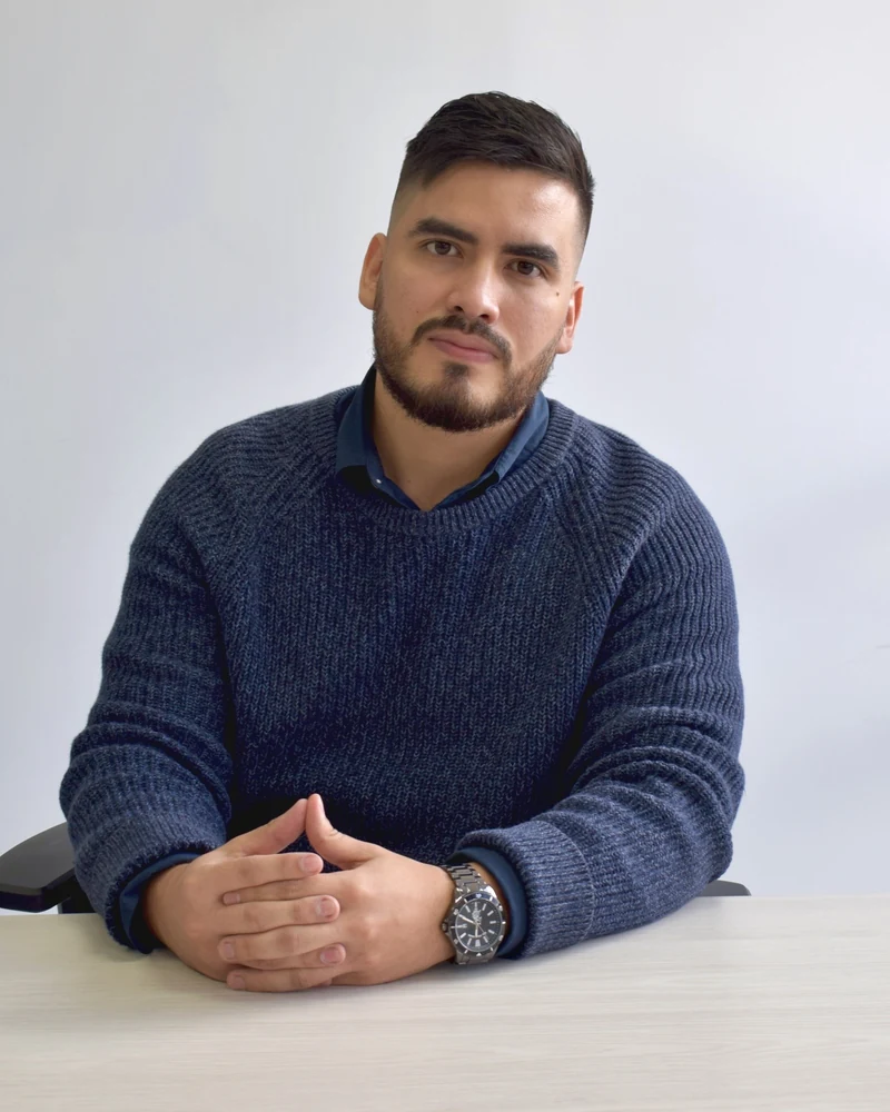 Luis Fernando Correa, fundador de Casa & Firma, en su escritorio